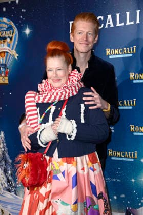 Enie van de Meiklokjes mit Ehemann Tobias Staerbo bei der Premiere des 21. Original Roncalli Weihnachtscircus 2025 im Tempodrom. Berlin, 19.12.2025