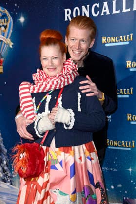Enie van de Meiklokjes mit Ehemann Tobias Staerbo bei der Premiere des 21. Original Roncalli Weihnachtscircus 2025 im Tempodrom. Berlin, 19.12.2025