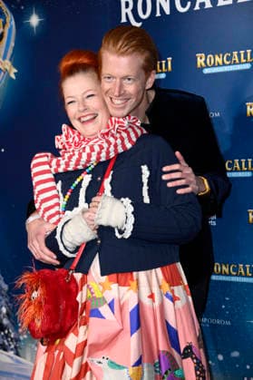 Enie van de Meiklokjes mit Ehemann Tobias Staerbo bei der Premiere des 21. Original Roncalli Weihnachtscircus 2025 im Tempodrom. Berlin, 19.12.2025