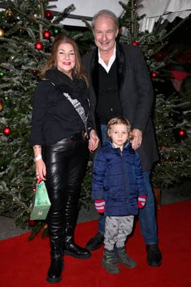 Leander Haußmann mit seiner Schwester Iris und Enkel Fritz bei der Premiere des 21. Original Roncalli Weihnachtscircus 2025 im Tempodrom. Berlin, 19.12.2025