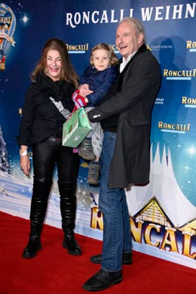 Leander Haußmann mit seiner Schwester Iris und Enkel Fritz bei der Premiere des 21. Original Roncalli Weihnachtscircus 2025 im Tempodrom. Berlin, 19.12.2025