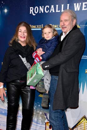 Leander Haußmann mit seiner Schwester Iris und Enkel Fritz bei der Premiere des 21. Original Roncalli Weihnachtscircus 2025 im Tempodrom. Berlin, 19.12.2025