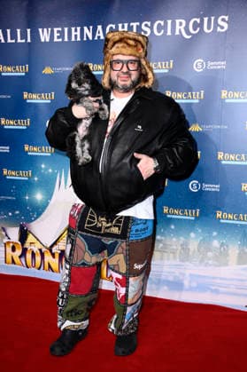 Oliver Polak mit seinem Hund Arthur bei der Premiere des 21. Original Roncalli Weihnachtscircus 2025 im Tempodrom. Berlin, 19.12.2025
