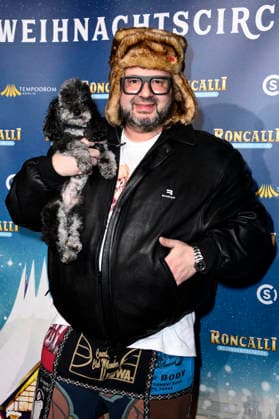 Oliver Polak mit seinem Hund Arthur bei der Premiere des 21. Original Roncalli Weihnachtscircus 2025 im Tempodrom. Berlin, 19.12.2025