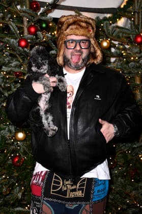 Oliver Polak mit seinem Hund Arthur bei der Premiere des 21. Original Roncalli Weihnachtscircus 2025 im Tempodrom. Berlin, 19.12.2025