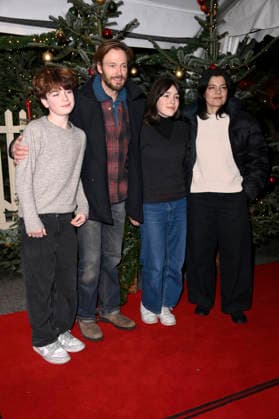 Andreas Pietschmann und Jasmin Tabatabai mit ihren Kindern Johan Anton Pietschmann und Helena Leila Pietschmann bei der Premiere des 21. Original Roncalli Weihnachtscircus 2025 im Tempodrom. Berlin, 19.12.2025
