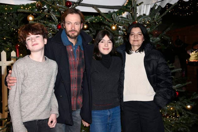 Andreas Pietschmann und Jasmin Tabatabai mit ihren Kindern Johan Anton Pietschmann und Helena Leila Pietschmann bei der Premiere des 21. Original Roncalli Weihnachtscircus 2025 im Tempodrom. Berlin, 19.12.2025