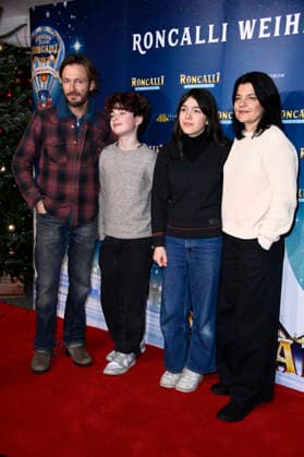 Andreas Pietschmann und Jasmin Tabatabai mit ihren Kindern Johan Anton Pietschmann und Helena Leila Pietschmann bei der Premiere des 21. Original Roncalli Weihnachtscircus 2025 im Tempodrom. Berlin, 19.12.2025