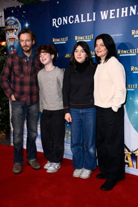 Andreas Pietschmann und Jasmin Tabatabai mit ihren Kindern Johan Anton Pietschmann und Helena Leila Pietschmann bei der Premiere des 21. Original Roncalli Weihnachtscircus 2025 im Tempodrom. Berlin, 19.12.2025