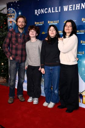 Andreas Pietschmann und Jasmin Tabatabai mit ihren Kindern Johan Anton Pietschmann und Helena Leila Pietschmann bei der Premiere des 21. Original Roncalli Weihnachtscircus 2025 im Tempodrom. Berlin, 19.12.2025