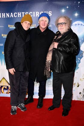 August Diehl, Detlev Buck und Bernhard Paul bei der Premiere des 21. Original Roncalli Weihnachtscircus 2025 im Tempodrom. Berlin, 19.12.2025