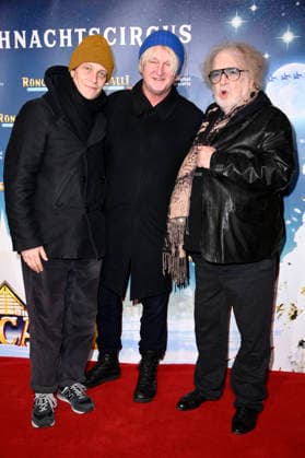 August Diehl, Detlev Buck und Bernhard Paul bei der Premiere des 21. Original Roncalli Weihnachtscircus 2025 im Tempodrom. Berlin, 19.12.2025