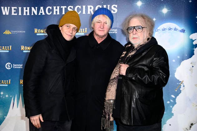 August Diehl, Detlev Buck und Bernhard Paul bei der Premiere des 21. Original Roncalli Weihnachtscircus 2025 im Tempodrom. Berlin, 19.12.2025
