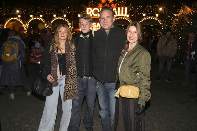 Sascha Vollmer mit Ehefrau Jenny und den Kindern Manisha und John bei der Premiere des 21. Original Roncalli Weihnachtscircus 2025 im Tempodrom. Berlin, 19.12.2025