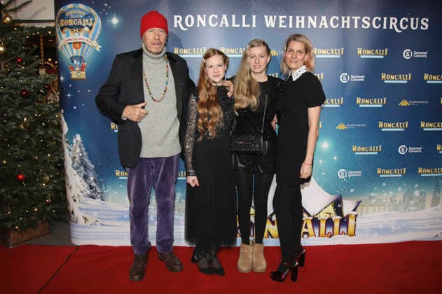 Reiner Schöne mit Ehefrau Anja Schöne und den Kindern Charlotte-Sophie und Olivia bei der Premiere des 21. Original Roncalli Weihnachtscircus 2025 im Tempodrom. Berlin, 19.12.2025