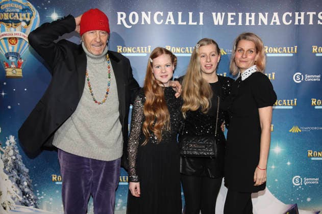Reiner Schöne mit Ehefrau Anja Schöne und den Kindern Charlotte-Sophie und Olivia bei der Premiere des 21. Original Roncalli Weihnachtscircus 2025 im Tempodrom. Berlin, 19.12.2025