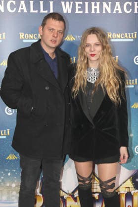 Anton Garber und Lilith Stangenberg bei der Premiere des 21. Original Roncalli Weihnachtscircus 2025 im Tempodrom. Berlin, 19.12.2025