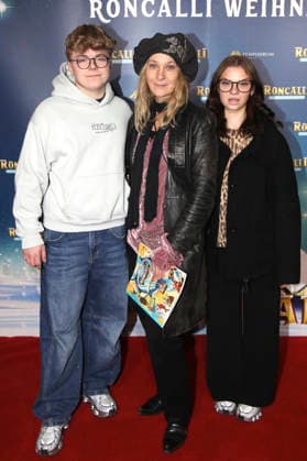 Henry, Jeanette Hain und Malou Hain bei der Premiere des 21. Original Roncalli Weihnachtscircus 2025 im Tempodrom. Berlin, 19.12.2025