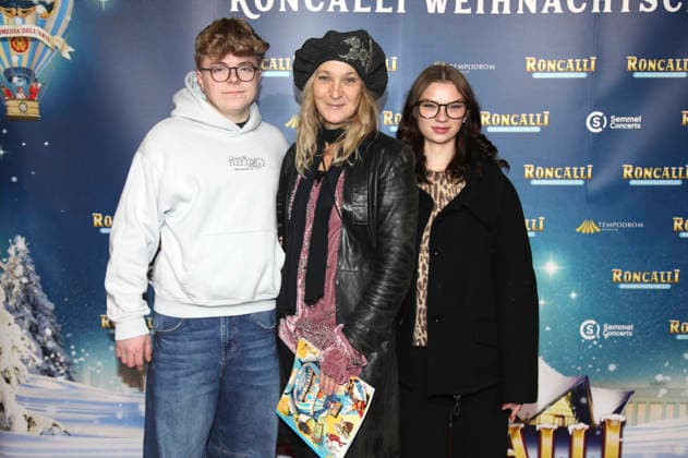 Henry, Jeanette Hain und Malou Hain bei der Premiere des 21. Original Roncalli Weihnachtscircus 2025 im Tempodrom. Berlin, 19.12.2025