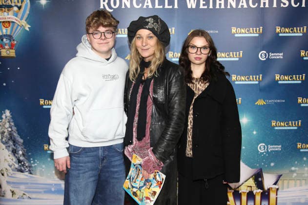 Henry, Jeanette Hain und Malou Hain bei der Premiere des 21. Original Roncalli Weihnachtscircus 2025 im Tempodrom. Berlin, 19.12.2025