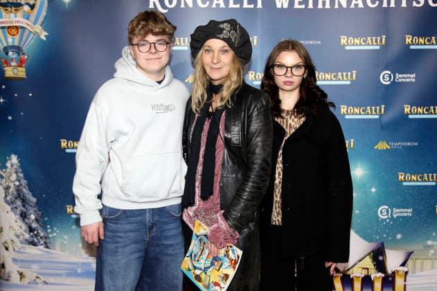Henry, Jeanette Hain und Malou Hain bei der Premiere des 21. Original Roncalli Weihnachtscircus 2025 im Tempodrom. Berlin, 19.12.2025