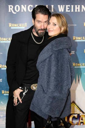 Alec Völkel mit Ehefrau Johanna Völkel bei der Premiere des 21. Original Roncalli Weihnachtscircus 2025 im Tempodrom. Berlin, 19.12.2025