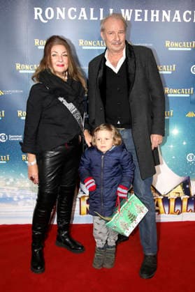 Leander Haußmann mit seiner Schwester Iris und Enkel Fritz bei der Premiere des 21. Original Roncalli Weihnachtscircus 2025 im Tempodrom. Berlin, 19.12.2025