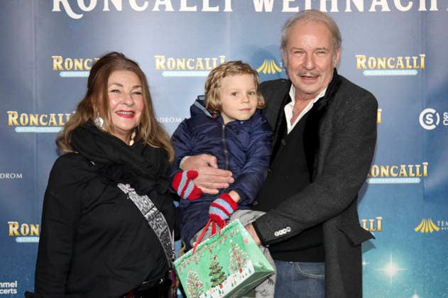 Leander Haußmann mit seiner Schwester Iris und Enkel Fritz bei der Premiere des 21. Original Roncalli Weihnachtscircus 2025 im Tempodrom. Berlin, 19.12.2025