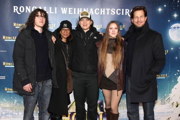 Lennon Heinze, Jackie Brown, Sam Heinze, Lucille Heinze und Thomas Heinze bei der Premiere des 21. Original Roncalli Weihnachtscircus 2025 im Tempodrom. Berlin, 19.12.2025