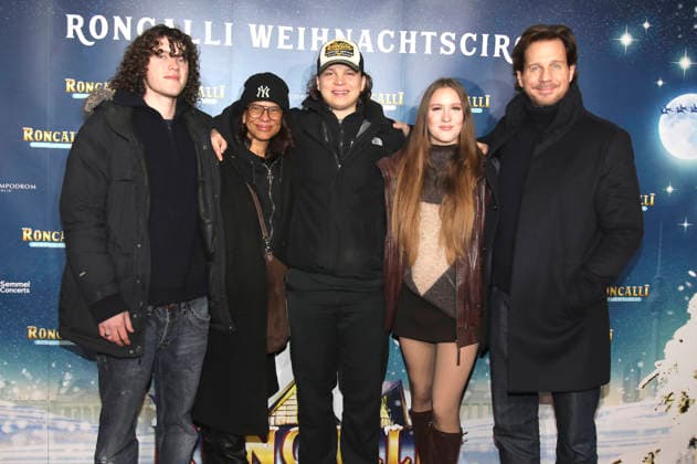 Lennon Heinze, Jackie Brown, Sam Heinze, Lucille Heinze und Thomas Heinze bei der Premiere des 21. Original Roncalli Weihnachtscircus 2025 im Tempodrom. Berlin, 19.12.2025