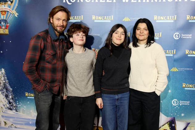 Andreas Pietschmann und Jasmin Tabatabai mit ihren Kindern Johan Anton Pietschmann und Helena Leila Pietschmann bei der Premiere des 21. Original Roncalli Weihnachtscircus 2025 im Tempodrom. Berlin, 19.12.2025