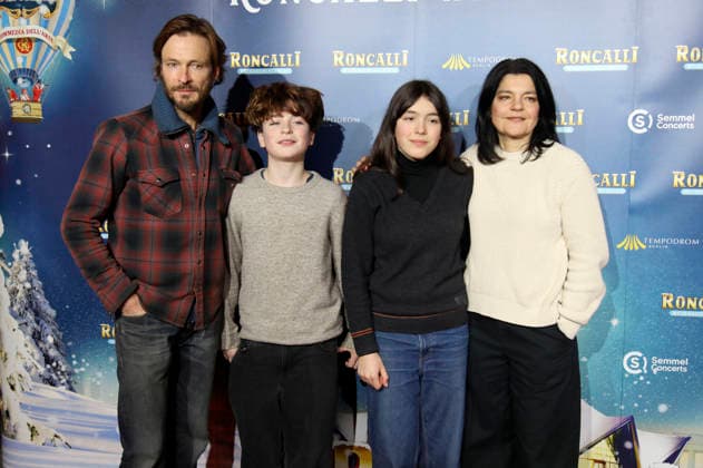 Andreas Pietschmann und Jasmin Tabatabai mit ihren Kindern Johan Anton Pietschmann und Helena Leila Pietschmann bei der Premiere des 21. Original Roncalli Weihnachtscircus 2025 im Tempodrom. Berlin, 19.12.2025