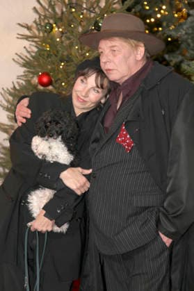 Meret Becker mit Bruder Ben Becker und Hund Taxi bei der Premiere des 21. Original Roncalli Weihnachtscircus 2025 im Tempodrom. Berlin, 19.12.2025