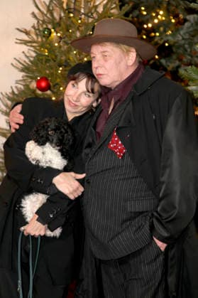 Meret Becker mit Bruder Ben Becker und Hund Taxi bei der Premiere des 21. Original Roncalli Weihnachtscircus 2025 im Tempodrom. Berlin, 19.12.2025
