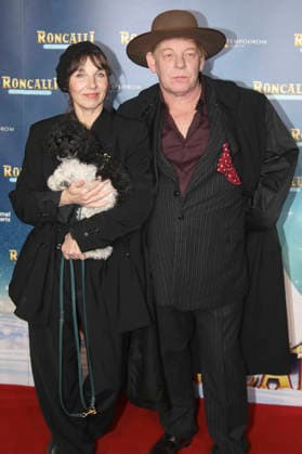 Meret Becker mit Bruder Ben Becker und Hund Taxi bei der Premiere des 21. Original Roncalli Weihnachtscircus 2025 im Tempodrom. Berlin, 19.12.2025