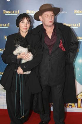 Meret Becker mit Bruder Ben Becker und Hund Taxi bei der Premiere des 21. Original Roncalli Weihnachtscircus 2025 im Tempodrom. Berlin, 19.12.2025