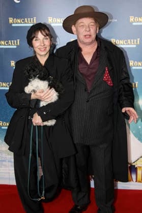 Meret Becker mit Bruder Ben Becker und Hund Taxi bei der Premiere des 21. Original Roncalli Weihnachtscircus 2025 im Tempodrom. Berlin, 19.12.2025
