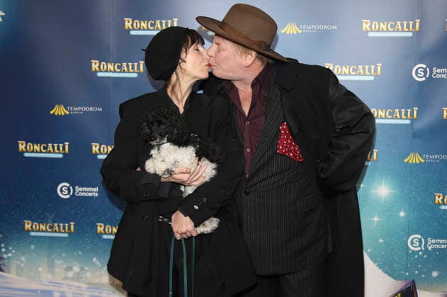 Meret Becker mit Bruder Ben Becker und Hund Taxi bei der Premiere des 21. Original Roncalli Weihnachtscircus 2025 im Tempodrom. Berlin, 19.12.2025
