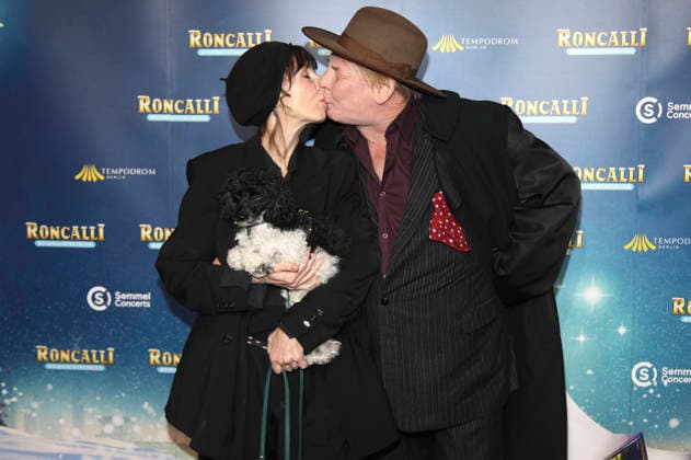 Meret Becker mit Bruder Ben Becker und Hund Taxi bei der Premiere des 21. Original Roncalli Weihnachtscircus 2025 im Tempodrom. Berlin, 19.12.2025