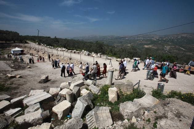 Israeli settlers celebrate Passover in Nablus NABLUS, WEST BANK - APRIL 02: Israeli settlers gather at Sebastia Archeological Ruins during the Passover (Pesach) ceremony in ancient Sebastia village, northern part of West Bank city of Nablus on April 02, 2018. Nablus Palestinian Territory, Occupied. Editorial use only. Please get in touch for any other usage.  Copyright: x2025xAnadoluxNedalxEshtayahx
