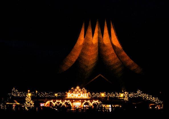 19.12.2025, xlakx, Entertainment, Roncalli Weihnachtscircus v.l. Aussenansicht Jubilaeums Vorstellung bei der Premiere des 21.Original Roncalli Weihnachtscircus im Tempodrom Berlin Berlin