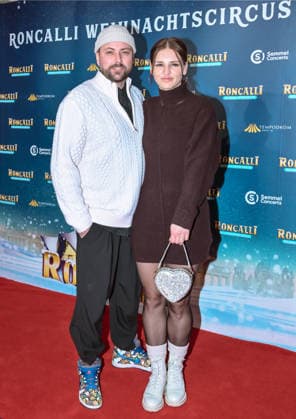 19.12.2025, xlakx, Entertainment, Roncalli Weihnachtscircus v.l. Felix von Jascheroff mit Partnerin Alexandra Sophie Winterberg zu Gast bei der Jubilaeums Vorstellung bei der Premiere des 21.Original Roncalli Weihnachtscircus im Tempodrom Berlin Berlin