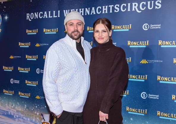 19.12.2025, xlakx, Entertainment, Roncalli Weihnachtscircus v.l. Felix von Jascheroff mit Partnerin Alexandra Sophie Winterberg zu Gast bei der Jubilaeums Vorstellung bei der Premiere des 21.Original Roncalli Weihnachtscircus im Tempodrom Berlin Berlin