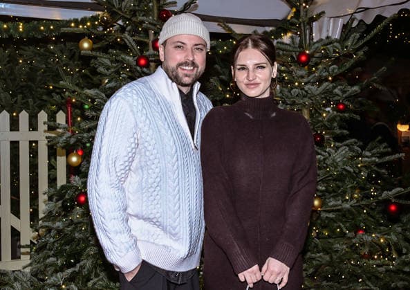 19.12.2025, xlakx, Entertainment, Roncalli Weihnachtscircus v.l. Felix von Jascheroff mit Partnerin Alexandra Sophie Winterberg zu Gast bei der Jubilaeums Vorstellung bei der Premiere des 21.Original Roncalli Weihnachtscircus im Tempodrom Berlin Berlin *** 19 12 2025, xlakx, Entertainment, Roncalli Weihnachtscircus v l Felix von Jascheroff with partner Alexandra Sophie Winterberg as guests at the anniversary performance at the premiere of the 21 Original Roncalli Weihnachtscircus at the Tempodrom Berlin Berlin Daniel Lakomski
