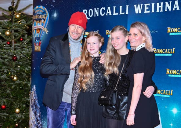 19.12.2025, xlakx, Entertainment, Roncalli Weihnachtscircus v.l. Reiner Schoene mit Ehefrau Anja Schoene und den Kindern Charlotte-Sophie und Olivia zu Gast bei der Jubilaeums Vorstellung bei der Premiere des 21.Original Roncalli Weihnachtscircus im Tempodrom Berlin Berlin
