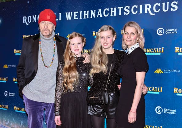 19.12.2025, xlakx, Entertainment, Roncalli Weihnachtscircus v.l. Reiner Schoene mit Ehefrau Anja Schoene und den Kindern Charlotte-Sophie und Olivia zu Gast bei der Jubilaeums Vorstellung bei der Premiere des 21.Original Roncalli Weihnachtscircus im Tempodrom Berlin Berlin