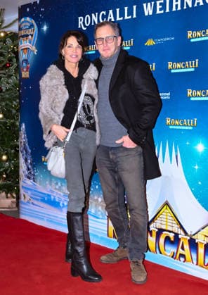 19.12.2025, xlakx, Entertainment, Roncalli Weihnachtscircus v.l. Schauspielerin Anja Kling und Ehemann Wolfram Becker zu Gast bei der Jubilaeums Vorstellung bei der Premiere des 21.Original Roncalli Weihnachtscircus im Tempodrom Berlin Berlin