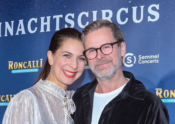 19.12.2025, xlakx, Entertainment, Roncalli Weihnachtscircus v.l. Theresa Kronthaler und Matthias Matschke zu Gast bei der Jubilaeums Vorstellung bei der Premiere des 21.Original Roncalli Weihnachtscircus im Tempodrom Berlin Berlin