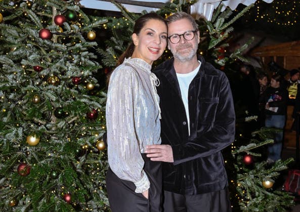 19.12.2025, xlakx, Entertainment, Roncalli Weihnachtscircus v.l. Theresa Kronthaler und Matthias Matschke zu Gast bei der Jubilaeums Vorstellung bei der Premiere des 21.Original Roncalli Weihnachtscircus im Tempodrom Berlin Berlin