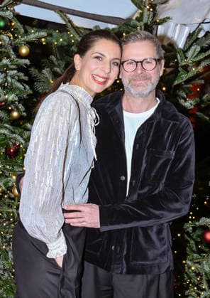 19.12.2025, xlakx, Entertainment, Roncalli Weihnachtscircus v.l. Theresa Kronthaler und Matthias Matschke zu Gast bei der Jubilaeums Vorstellung bei der Premiere des 21.Original Roncalli Weihnachtscircus im Tempodrom Berlin Berlin